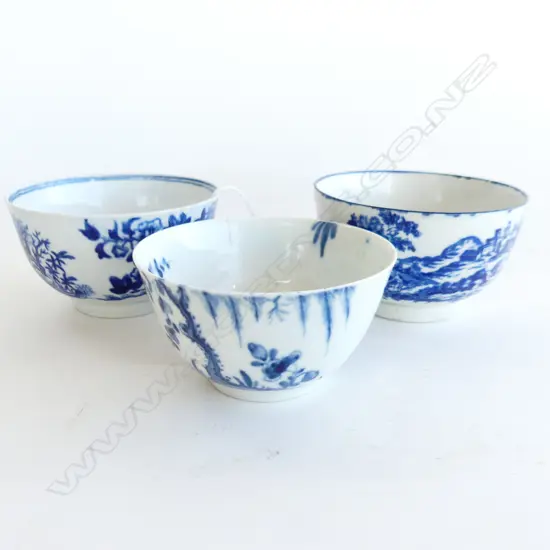 3 LATE 18thC WORCESTER B/W TEA BOWLS 80mm dia (hairlines to 2)