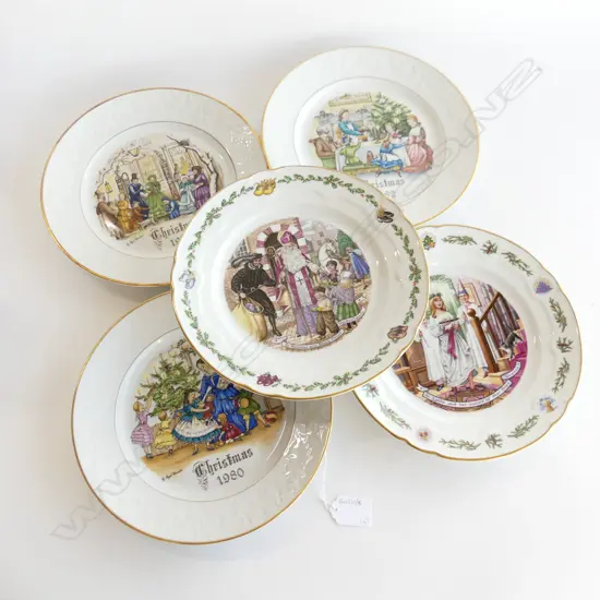 2 ROYAL WORCESTER CHRISTMAS AROUND THE WORLD PLATES + 3 OTHER R/WORCESTER XMAS PLATES D 230 MM