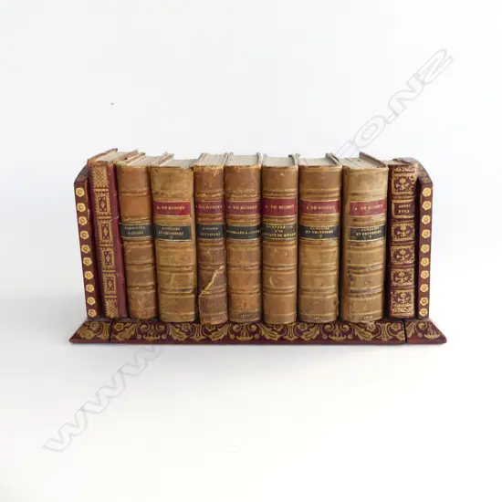 ANTIQUE EXPANDING / FOLDING GILT LEATHER SHELF w. 9 ANTIQUE FRENCH BOOKS BY A. DE MUSSET L.275mm