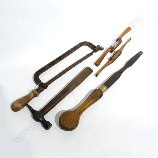 5 VINTAGE TOOLS; 2 SPOKESHAVES, HAMMER, SAW, LG BLADED TOOL L.460mm