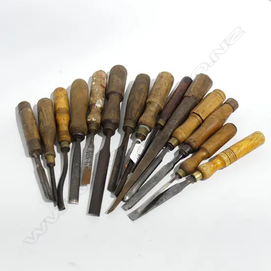 14 ASST. THIN VINTAGE CHISELS; CARVING GOUGES ETC L.300mm