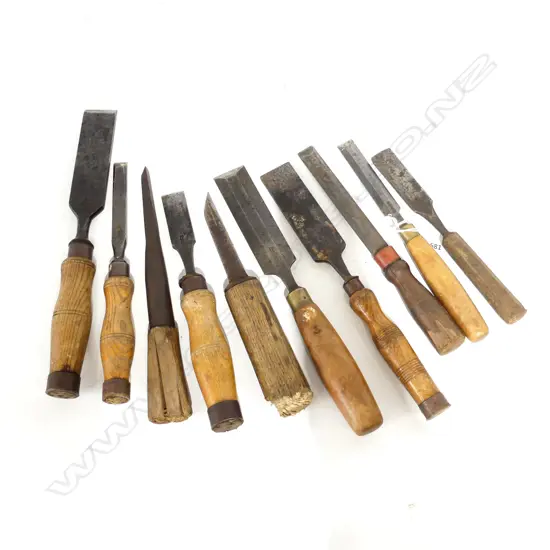 10 ASST. VINTAGE CHISELS ETC L.335mm
