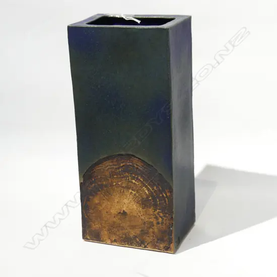 LG KEITH BLIGHT SLAB VASE WITH FOSSIL DESIGN H. 320MM
