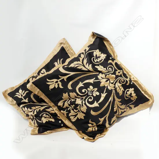 PR OF EUROPEAN STYLE DECRITIVE CUSHIONS BLACK & GOLD W270MM