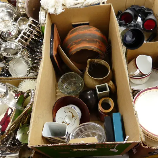 BOX ASST POTTERY INCLS: CHESTER NEALIE VASE & ROBYN STEWART VASE + GLASS