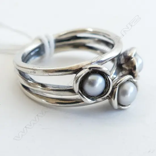 RING, 925 SILVER WITH 3 GREY PEARLS SIZE Q