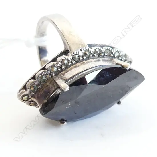 925 SILVER RING WITH LG BLACK STONE SET IN MARCASITE 