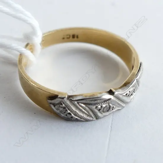 18CT 4 SMALL DIAMONDS WEDDER 3.1 GRAMS SIZE M 1/2