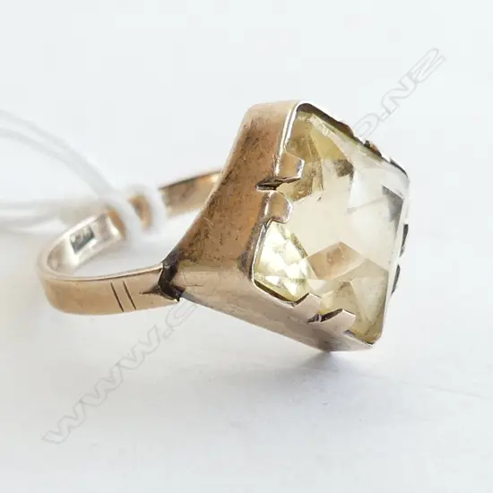 9CT & GEM STONE RING chip to corner 2.9gms SIZE M