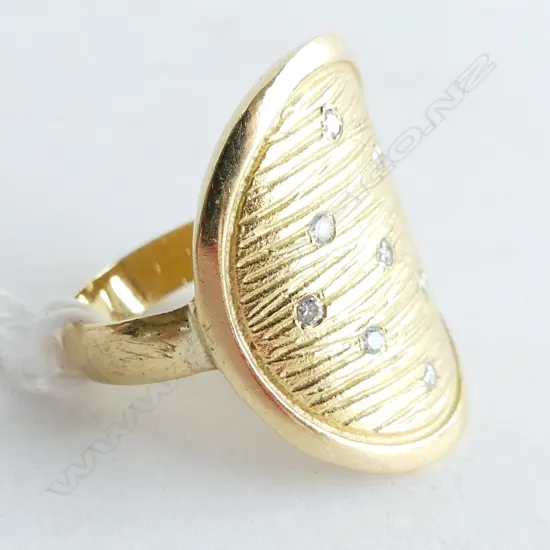 18CT YELLOW GOLD & DIAMOND CURVED SHIELD RING 8.24GMS