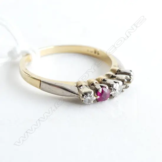 18CT GOLD RING (1 STONE MISSING) 3.1 GRAMS SIZE Q