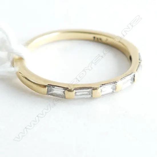 18CT YELLOW GOLD & 6 BAGUETTE DIAMOND RING 1.98GM