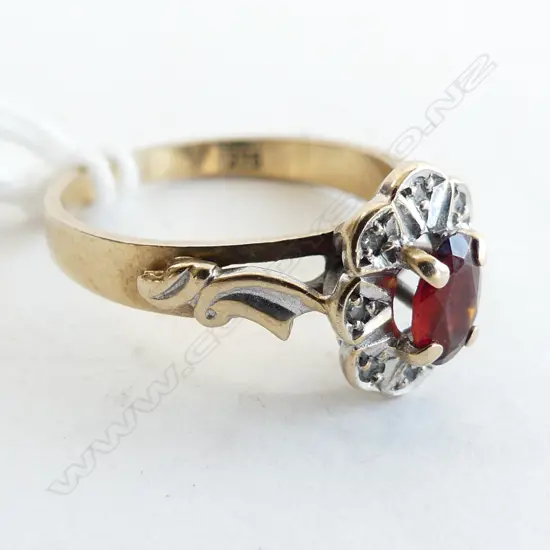 VINTAGE 9CT GOLD GARNET & DIAMOND RING 2.35gms