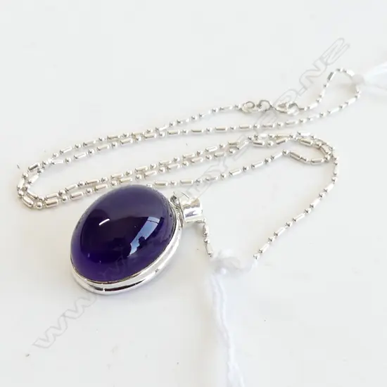 LG OVAL AMETHYST & 925 SILVER PENDANT & CHAIN 