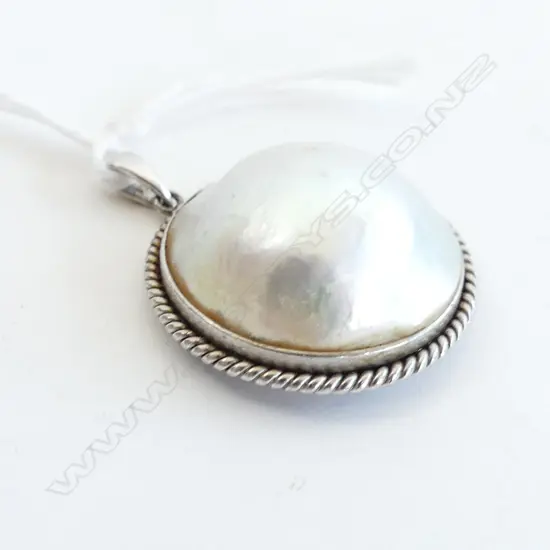 18CT GOLD FRAMED HALF BLISTER PEARL TOTAL WIEGHT 6,4GMS