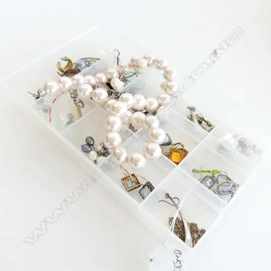 TRAY OF JEWELLERY: SILVER & OTHER EARRINGS + NECKLACES ETC