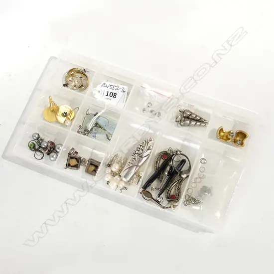 TRAY OF JEWELLERY: SILVER & OTHER EARRINGS + NECKLACES ETC