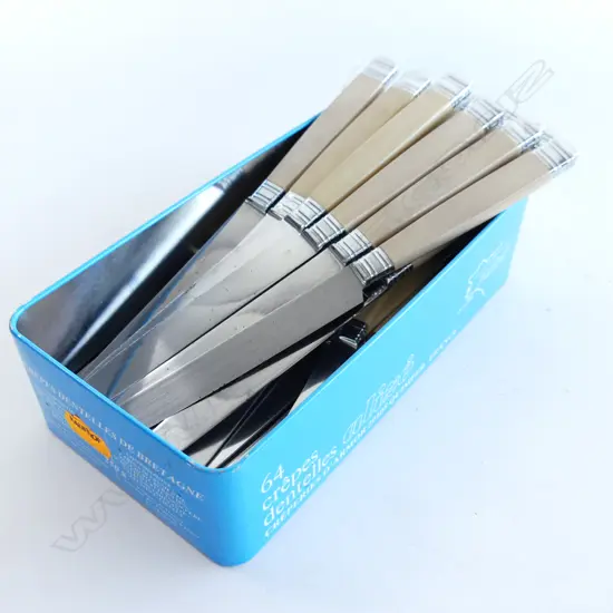 22 VINTAGE IVORINE 'BONE' HANDLED KNIVES; 10x MAIN L.250mm, 12x ENTREE L.205mm 