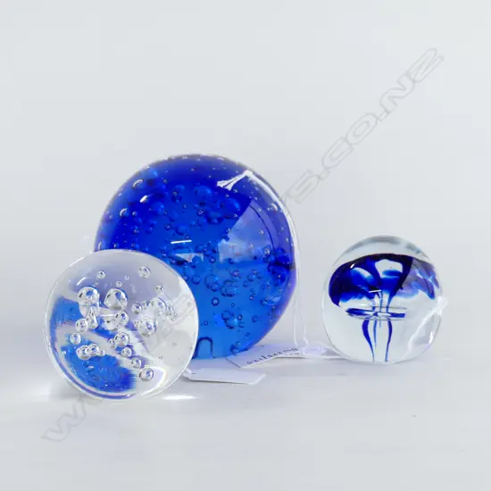 GROUP OF 3 GLASS PAPERWEIGHTS 2 BLUE 1 CLEAR H100MM
