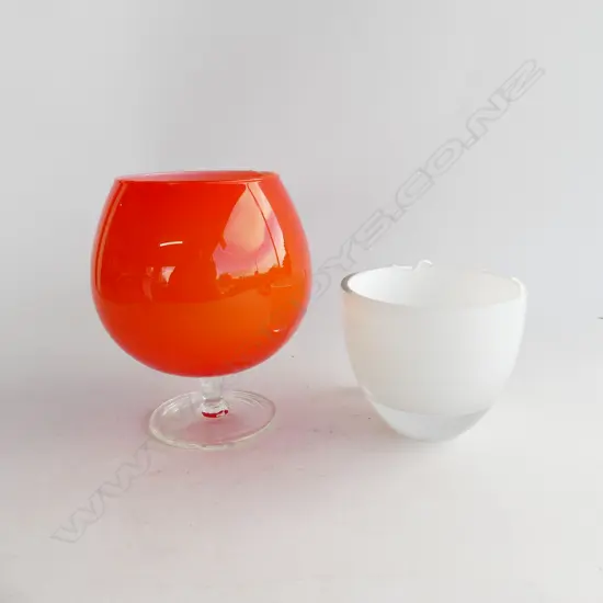 VINTAGE TANGERINE GLASS FOOTED BOWL AND WHITE CASED GLASS BOWL H. 180MM