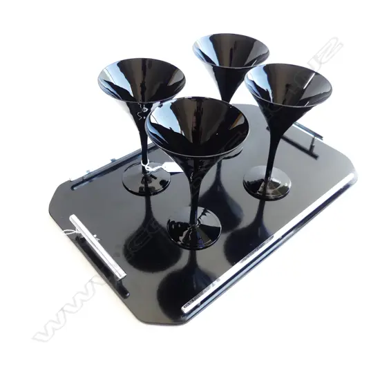 BLACK ART DECO TRAY 300x460mm + 4 BLACK GLASS CHAMPAGNE GLASSES H.175mm