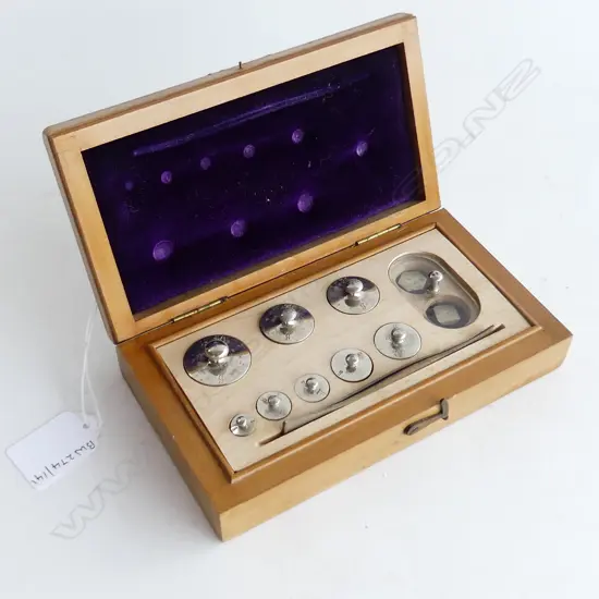 SET OF CASED GOLD SCALES L170 W150MM