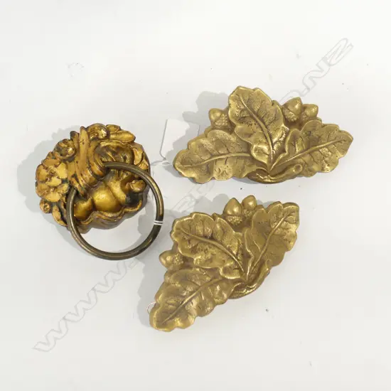 3 ANTIQUE GOLD METAL DRAWER PULLS; PR w. 3 OAK LEAVES W.135mm + ORNATE CAPTURED RING HANDLE