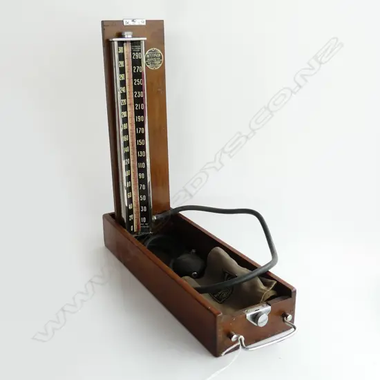 VINTAGE MAHOGANY CASED BLOOD PRESSURE KIT L370MM
