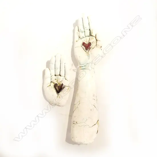 2 STUDIO POTTERY PORCELAIN HANDS HOLDING HEARTS L.385 / 150mm