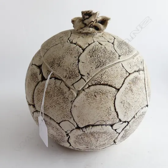 STUDIO POTTERY INTERNALY GLAZED LIDDED JAR H180 W170MM