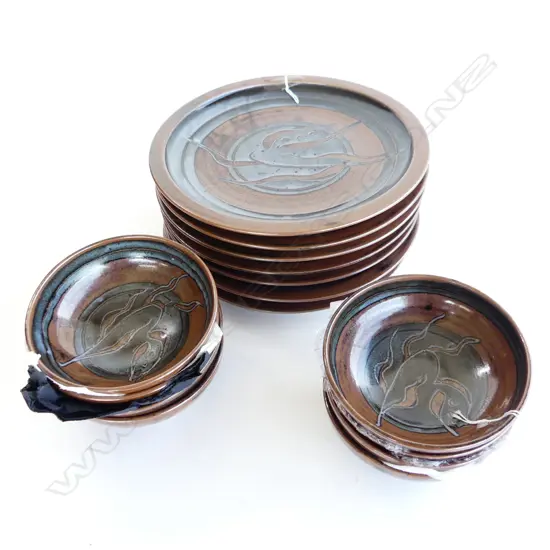 SET OF 7 LARGE DINNER PLATES AND 8 BOWLS BY STEPHEN CARTER DECORATED BY ZOE CARTER FROM SOUTH ST GALLERY NELSON D 270 MM