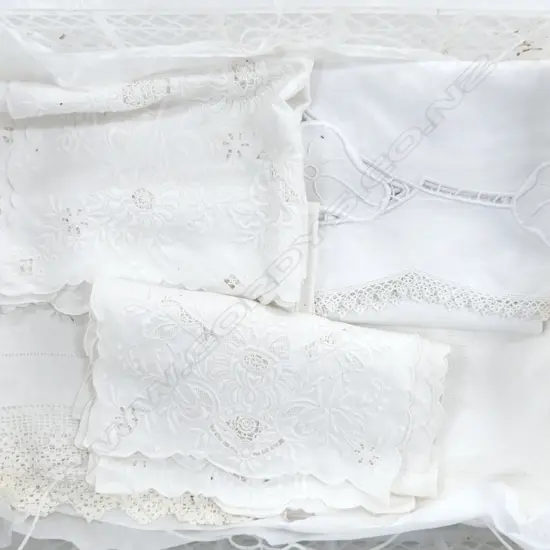 TRAY OF 3 LINEN TABLECLOTHES LARGEST 2MS 8 PLACE MATS & 1 RUNNER