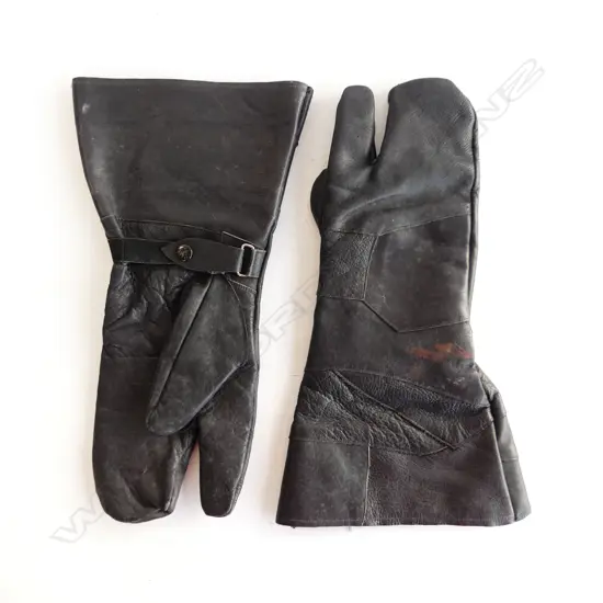 PAIR OF VINTAGE BLACK LEATHER GAUNTLETS, L.360MM