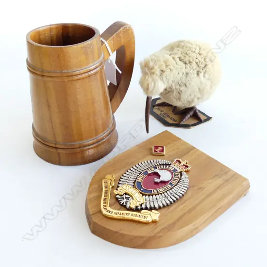 3 PCES; NZ 1st BAT. INF. REG. PLAQUE, US MARINES WOODEN TANKARD, LAPIN FUR KIWI H.110mm