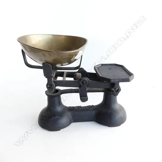 ANTIQUE KITCHEN SCALES WITH BRASS PAN ‘7LB FOR DOMESTIC USE’, L.250MM