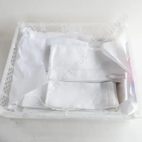 TRAY OF 2 ROUND LINEN TABLECLOTHS & 3 TABLECLOTHES & SERVETTES