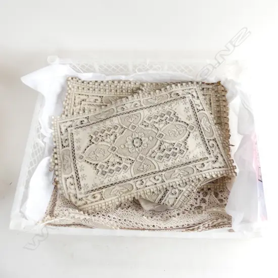 TRAY OF LINEN 7 PLACE MATS & 1 RUNNER 8 NAPKINS & 1 TABLECLOTH 1.8M