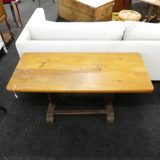 OAK COFFEE TABLE SOME WATER MARKS TO TOP L 1014 MM