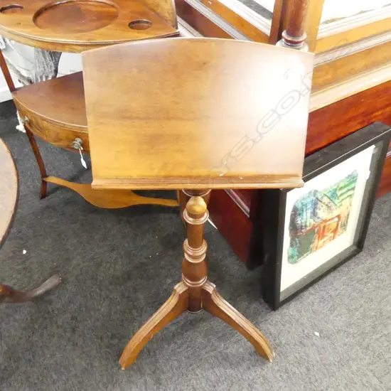 A MAHOGANY ADJUSTABLE MUSIC STAND H 970 MM