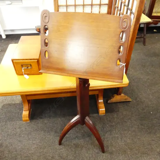 A MAHOGANY ADJUSTABLE MUSIC STAND H 1050 MM