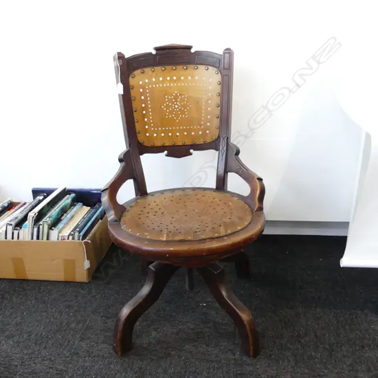 ANTIQUE REVOLVING CAPTAINS CHAIR