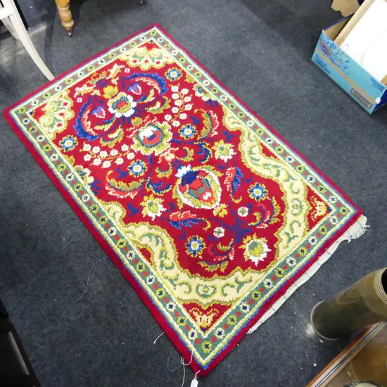 LG TUFTED RED RUG 1680x1060mm