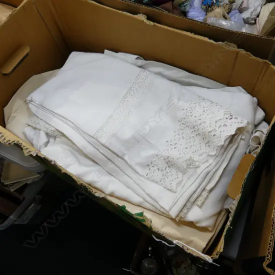 VINTAGE LINEN & LACE TABLE CLOTHES ETC