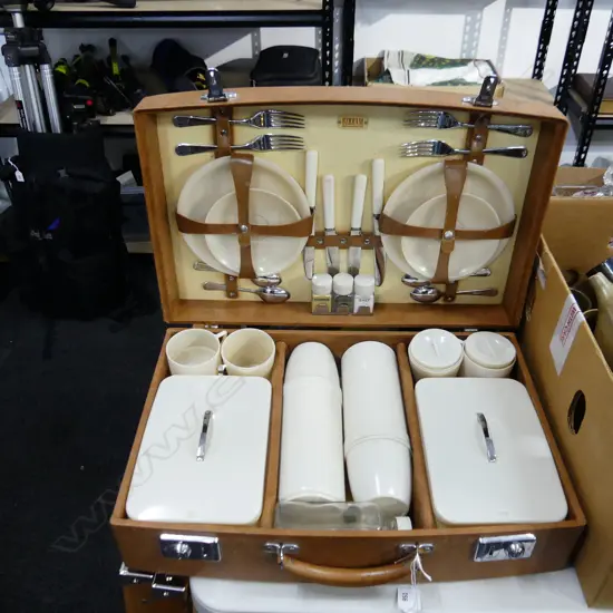 CASED VINTAGE PICNIC SET; SIRRAM ENGLAND W.500mm