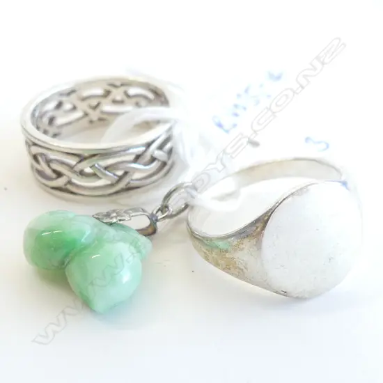 BRIGHT GREEN JADEITE PENDANT & 2 SILVER RINGS: Celtic knot & signet