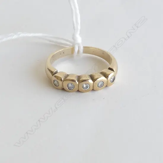 9CT GOLD & 5 DIAMOND 3.24gms SIZE L