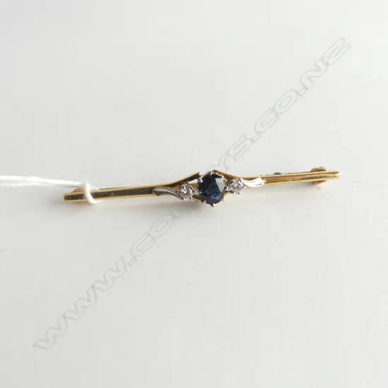 18CT SAPPHIRE & DIAMOND BAR BROOCH 4.35gms