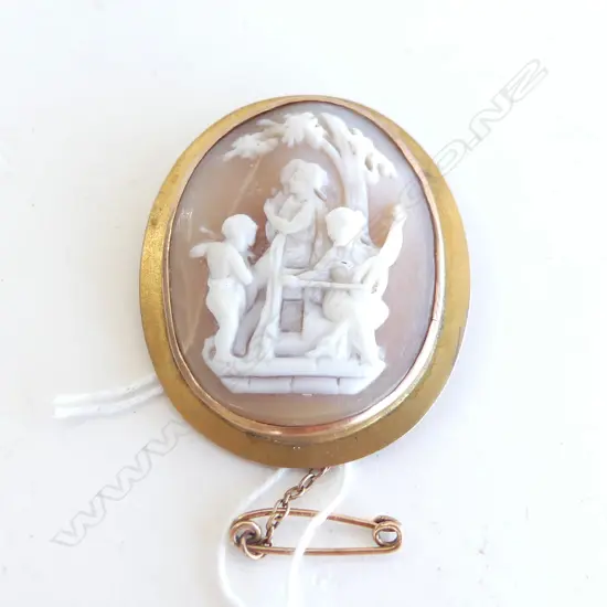 9CT GOLD CAMEO H.42mm HAIRLINE CRACK