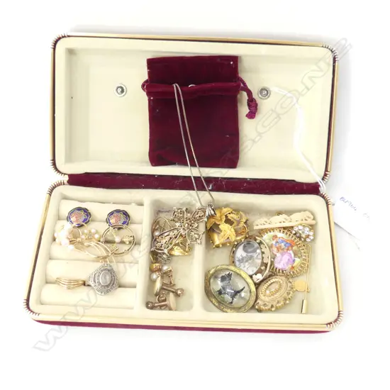 SM BOX ASST COSTUME JEWELLERY + APPROX 17GMS GOLD JEWELLERY 