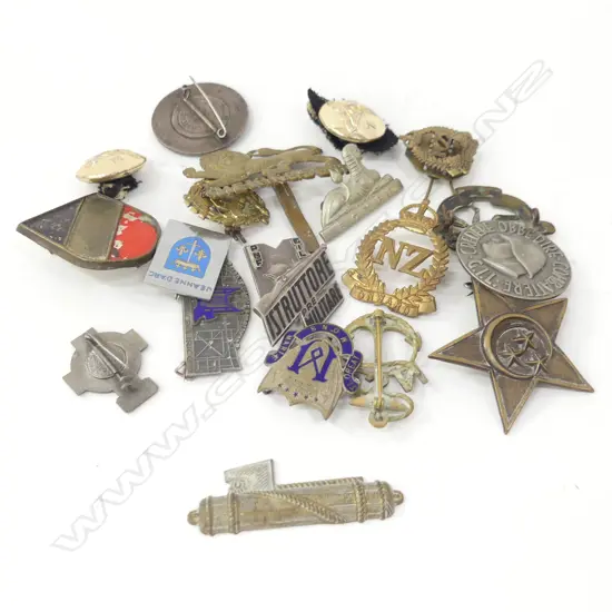 SM BAG OLD METAL BADGES & MEDALS